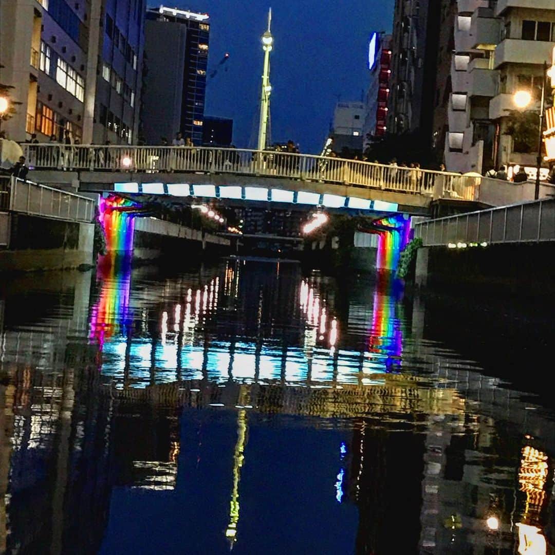 のインスタグラム：「Tokyo tiny canal❤️ Light up ✨ #tokyowatertaxi #jr  #東京モノレール  #tokyo #nightview  #夜景  #港区 #石井幹子事務所  #虹 #街 #ロマンティック #デート #観光 #東京運河巡り  #橋のライトアップ #点灯式  #Shibaura #芝浦 #駅前 #アトラクション #新名所#綺麗 #キラキラ  #tokyo2020」