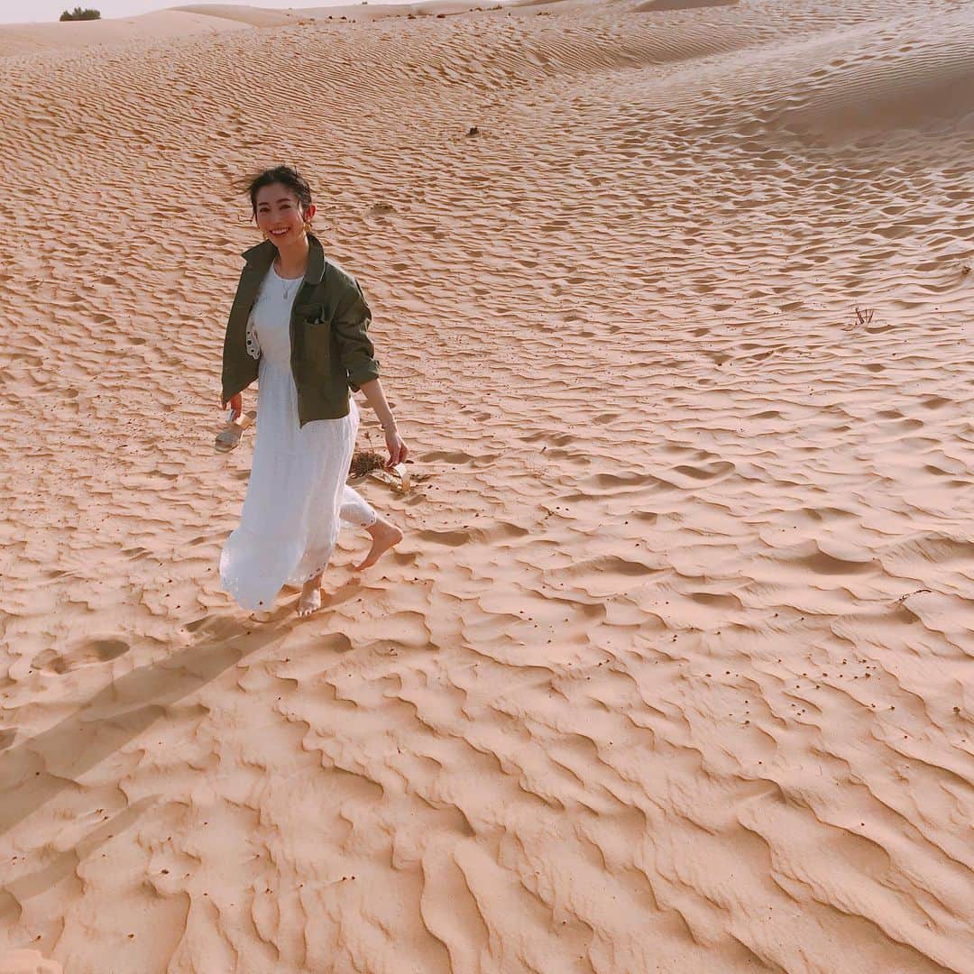 名越涼子さんのインスタグラム写真 - (名越涼子Instagram)「🧘‍♀️🧘‍♂️🧘‍♀️🧘‍♂️ 童心にかえる砂遊び🏜  裸足で歩くって気持ちいい。 ヨガで足がずぶずぶ沈んでいくのが楽しい。 ジャンプしても全然飛べないけど笑っちゃう。  砂漠の砂はサラサラだから トンネルつくるの難しそうだ。  また行きたいな。  一一一一一一一一一一一一一一一一 #砂漠#ヨガ#yoga#さらさら#trip#trip✈️#dubai#ドバイ#旅#たび#たびじょ#タビジョ#travel#travelgram」5月11日 9時46分 - nagoshi_ryo