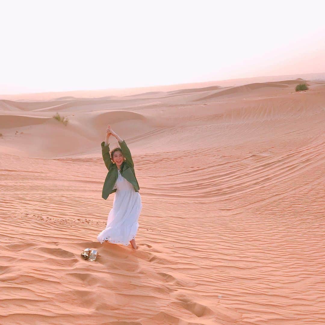 名越涼子さんのインスタグラム写真 - (名越涼子Instagram)「🧘‍♀️🧘‍♂️🧘‍♀️🧘‍♂️ 童心にかえる砂遊び🏜  裸足で歩くって気持ちいい。 ヨガで足がずぶずぶ沈んでいくのが楽しい。 ジャンプしても全然飛べないけど笑っちゃう。  砂漠の砂はサラサラだから トンネルつくるの難しそうだ。  また行きたいな。  一一一一一一一一一一一一一一一一 #砂漠#ヨガ#yoga#さらさら#trip#trip✈️#dubai#ドバイ#旅#たび#たびじょ#タビジョ#travel#travelgram」5月11日 9時46分 - nagoshi_ryo