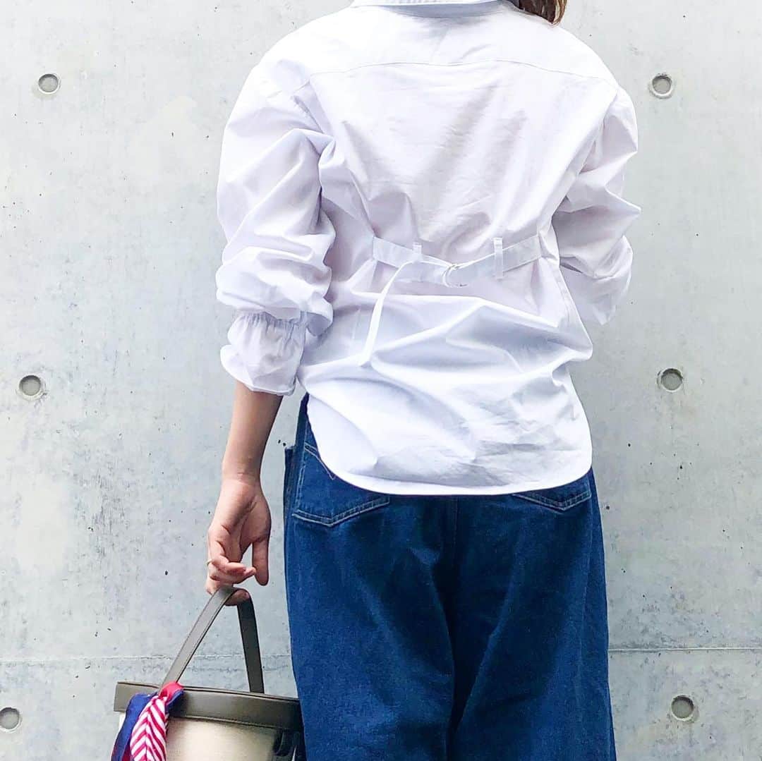 筧沙奈恵さんのインスタグラム写真 - (筧沙奈恵Instagram)「三越伊勢丹のECブランド『arm in arm』😌 ・ 背抜きシャツは、着るだけでこなれた印象になるので、便利✨袖がキャンディースリーブになっていたり、背中にワンポイントあったりと、リーズナブルなのにデザイン性が高い！ ・ 生地感も軽くて着ぶくれしないところも気に入りました✨ゆったり着たかったので、Mサイズを選びました😊 ・ 今回はワイドデニムに合わせて、カジュアルに。小物はカーキにして大人っぽさを出しつつ、アクセントになるようにバッグにスカーフを巻きました♪ ・ #tops @arminarm #アームインアーム  #pants #myseifabahouse #マイセルフアバハウス  #bag #soglia #ソグリア ・  #164cmコーデ #arminarmjp #mitsukoshi #isetan #pr #ママコーデ #ママファッション #きれいめカジュアル #デニムコーデ #ワイドデニム #春コーデ」5月11日 9時47分 - sanaekakei
