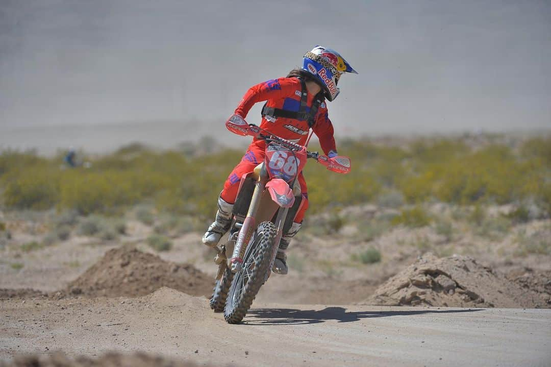 Honda Powersports USさんのインスタグラム写真 - (Honda Powersports USInstagram)「Huge congrats to @jcrhonda @tarahgieger on her victory in the Women Pro class at the @ngpcseries aboard the #CRF250RX.  #RideRed 🏁🏆」5月11日 9時51分 - honda_powersports_us