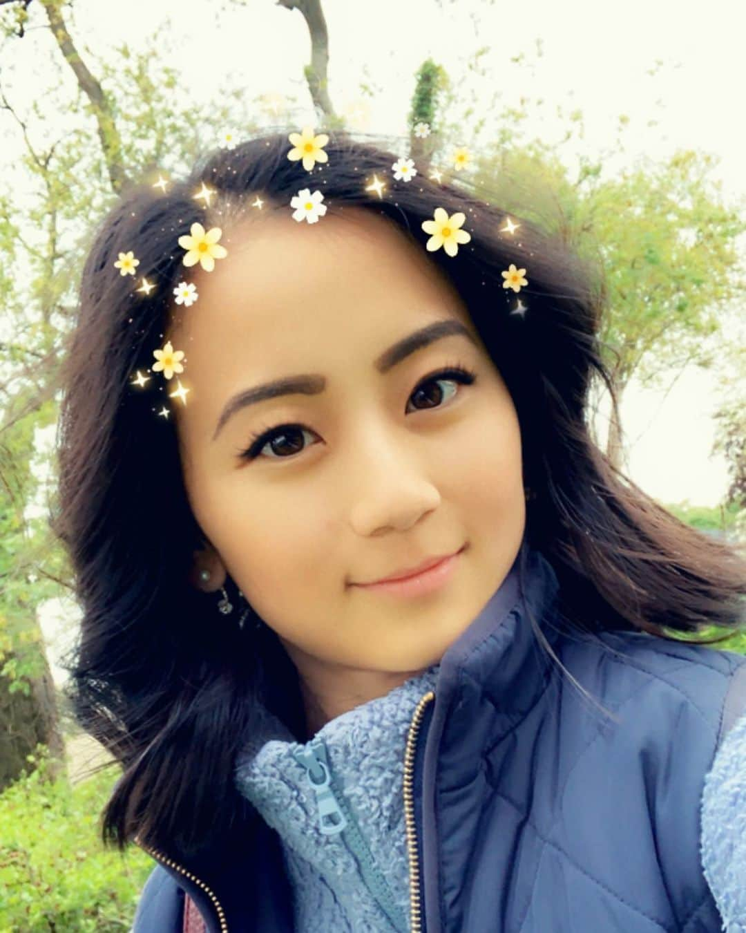 フェリシア・ザンのインスタグラム：「Spring has sprung, and it was time for a haircut 💇🏻‍♀️💁🏻‍♀️🌻」