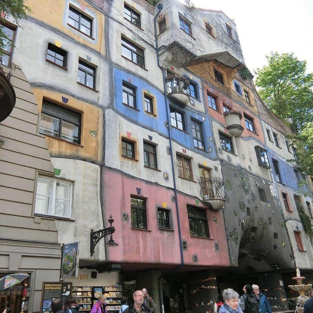 天明麻衣子さんのインスタグラム写真 - (天明麻衣子Instagram)「ウィーンの奇抜すぎる建物！！ デザインしたのは、ウィーンのガウディとも言われたフンダートヴァッサーです✨確かに曲線的な所とか、色鮮やかなタイルとか似てるかも。  一つ目の建物の中は、床が波打っています。自然界のでこぼこな地面を表現したんだろうけど…、正直歩きづらい 笑 二つ目は現役の公共住宅なので入れませんが、最初のよりは落ち着いたデザイン💕…と思いきや、噴水の周りの石畳がやはり波打っている！！泥酔して帰宅する際は要注意ですね💦  ミュージアムクオーターでも思ったけど、ウィーンは歴史的な建物が多いからこそ、ポップなデザインが映えるな〜👍 #ウィーン #フンダートヴァッサー #フンダートヴァッサーハウス #クンストハウス #舞洲工場も手がけてるよ#大阪#美術館前のベンチが好き」5月11日 10時24分 - maiko_temmei