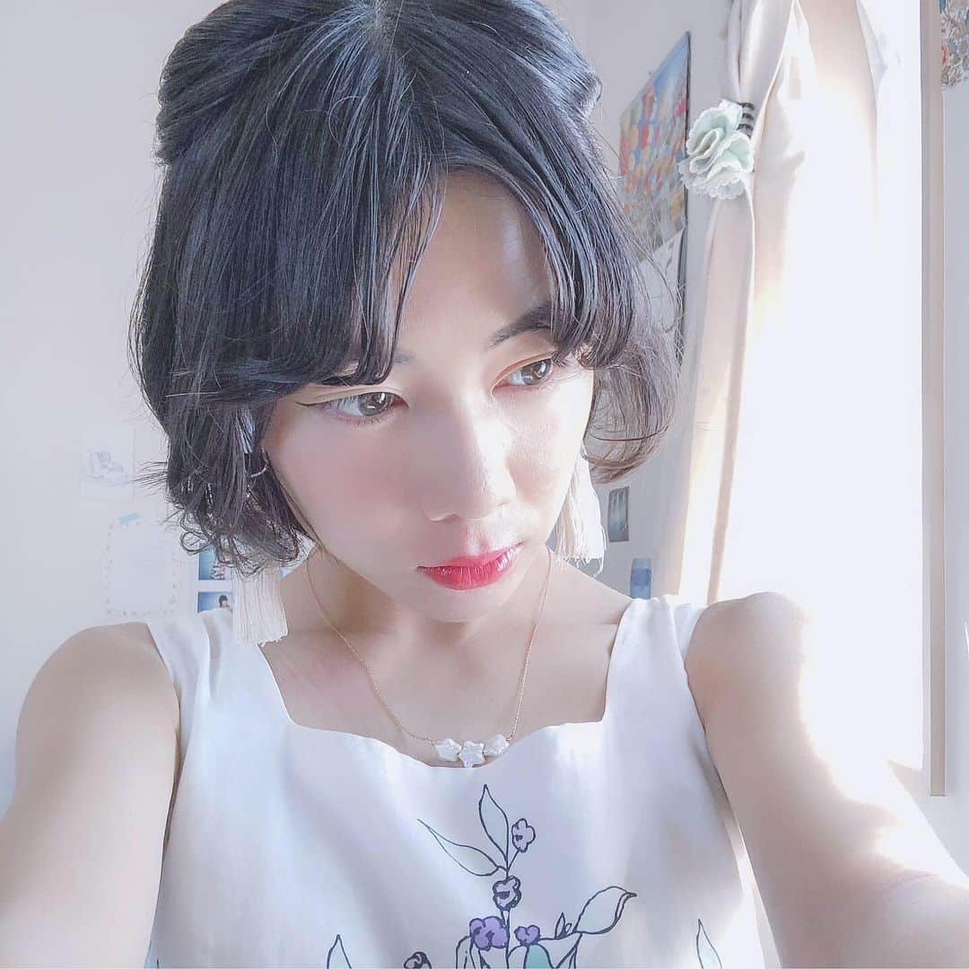 木村仁美のインスタグラム：「おめかしした。とっても良いお天気。 ローラアシュレイの古着のワンピース👗 安定のオレンジメイク🍊  最近、お肌の調子が良くて本当に嬉しい！ 何回も言うけど、本当にアトピーが酷い時期は 眠れなくて精神状態も良くなくて マイナスのループでした。  でも、適度に薬に頼りつつ、食生活を改善しつつ だましだまし自分のご機嫌を取りつつ ここまで改善することができました◎  あとは、合う合わないがあるけれど なるべく選択するものをナチュラルなものに。  なぜなら、沖縄の海に一回入っただけで 身体がつるんとなって湿疹とかアトピーが落ち着いたから🐠  精神的なリラックス効果があっただけかもだけど、 とても驚きでした。  毎日少しずつ小さなことを変えるだけで ここまで改善されて本当に良かった。  もしも悩んでる人がいたら一緒に 試行錯誤してスキンケアやヘルスケアしましょー！ (謎の美容垢みたいだけどそうではありません🍊) . . . . . . . #カラコン #オレンジリップ #オレンジメイク #黒髪ショート #自撮り女子 #お部屋 #セルフポートレート #ナチュラルコスメ #敏感肌スキンケ #ヘアアレンジ #ヘアスタイル #ヘルスケア #スキンケア #アトピー #湿疹 #光 #ローラアシュレイ #古着ファッション」