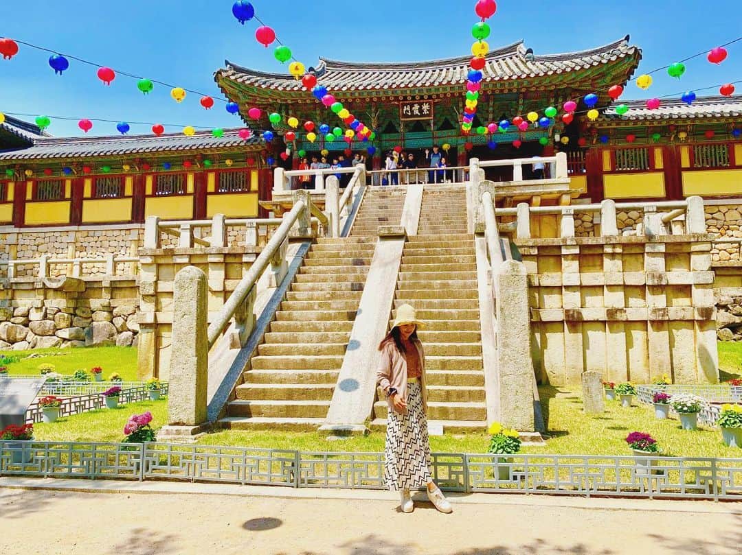 大桃美代子さんのインスタグラム写真 - (大桃美代子Instagram)「慶州にある世界遺産の仏国寺。  韓国で一番有名なお寺です。  新羅の国を治めるシステムとして仏教を広めていく。  石つくりは、インド、中国からの影響。  大陸を感じる仏国寺。  一度は行きたい場所です。  ブログに公開しています。  前のピックも見てね😍  It is the most famous Buddhist temple in Korea  한국에서 가장 유명한 불국사입니다  #仏国寺#慶州#世界遺産の旅#国宝#地方旅#釈迦誕生日#釜山旅行 #韓国グルメ#タビジョ#マイトリ#慶尚南道#불국사#세계유산#韓国旅行#여행#パケットパック海外オプション#世界の空 @docomoppko_cp#韓国撮ってみた」5月11日 15時36分 - miyoko_omomo