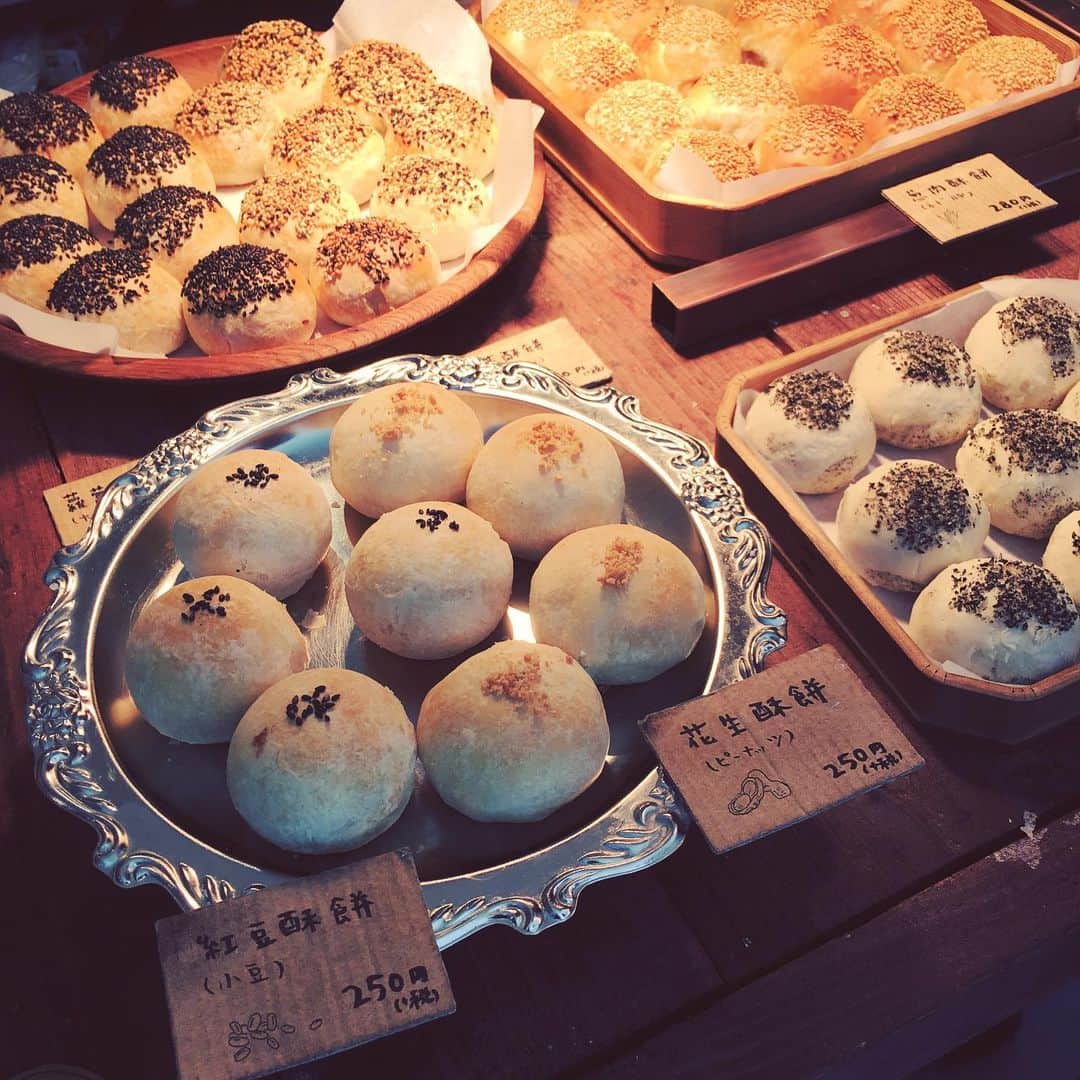 InRedさんのインスタグラム写真 - (InRedInstagram)「台湾の朝ごはん、鹹豆漿を食べに五反田の東京豆漿生活へ。  台北で初めて鹹豆漿を食べたとき、世の中にまだこんなに美味しいものがあったのか、と、ちょっと大袈裟だけど、驚きました。  東京でも食べられる幸せ。  #inredmagazine #inred #インレッド #InRedごはん #InRedパン部 #朝ごはん #東京豆漿生活 #鹹豆漿 #豆漿 #油條 #焼餅 #胡麻餅 #台湾 #五反田 #編集長」5月11日 10時10分 - inrededitor