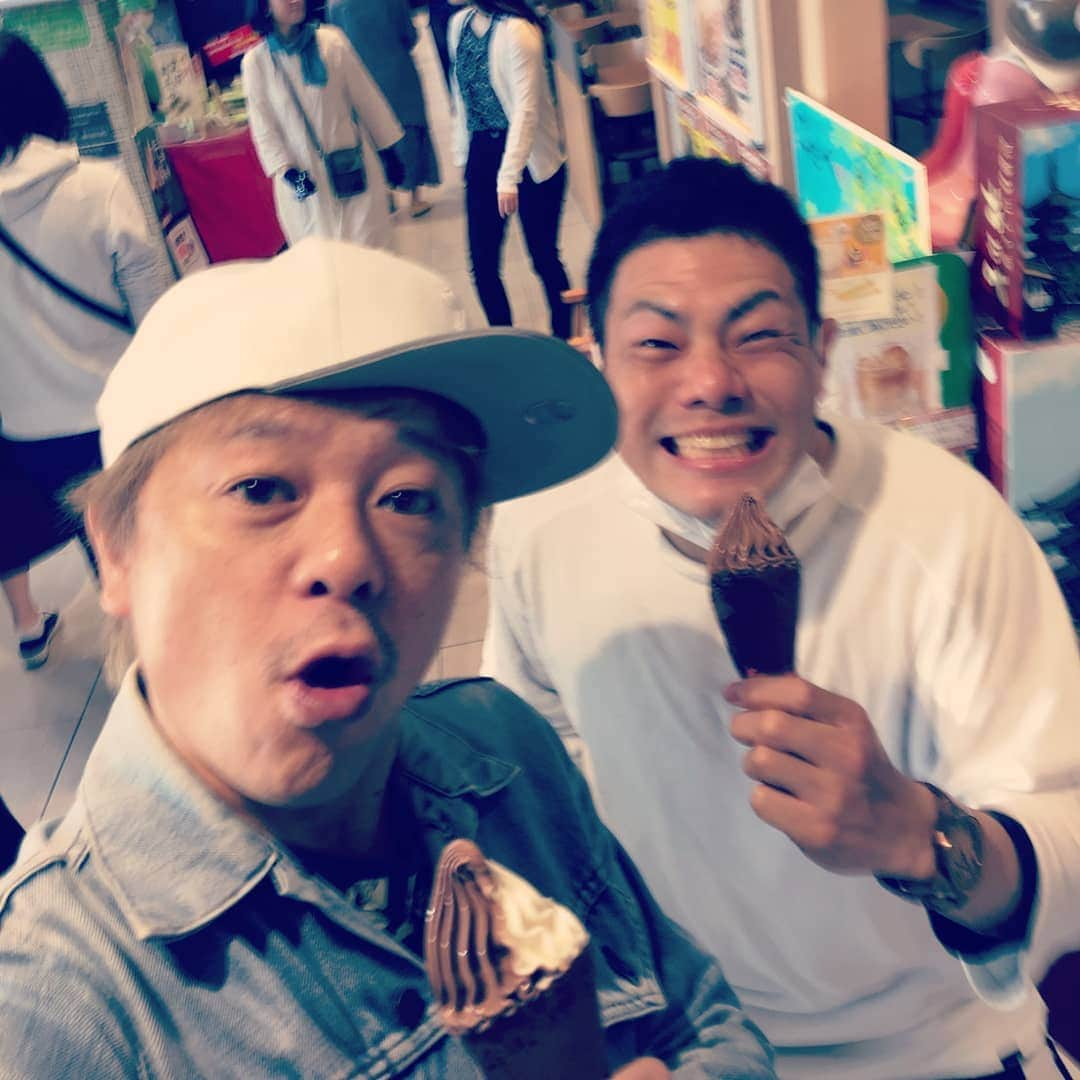 太田芳伸さんのインスタグラム写真 - (太田芳伸Instagram)「今から近江で新喜劇‼️ ケンさんから 最高のプレゼント頂きました🎵 一番好きなソフトクリーム🍦🍦🍦 これでさらに新喜劇頑張れる‼️ 近江の皆さん、も少し待ってて‼️」5月11日 10時10分 - yoshinobuota