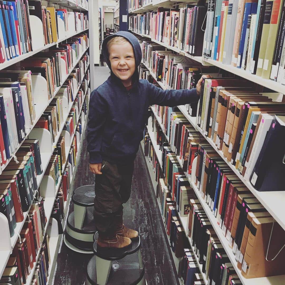 デリック・ディラードのインスタグラム：「Loved spending some quality time with my oldest son, who accompanied me as I wrapped up some stuff on campus today :) #futurelawhog」