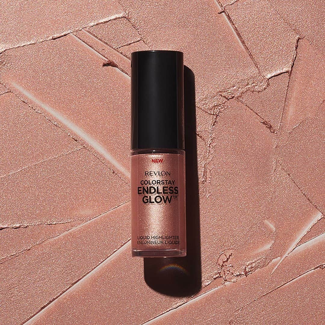 Revlonさんのインスタグラム写真 - (RevlonInstagram)「Need a natural, bronzed glow? We got you.  Whether you’re full face or bare face (or somewhere in between), use our Endless Glow Highlighter for an all-over glow. 📀✨ . #ColorStay #highlighter #glow #illuminate」5月11日 10時16分 - revlon