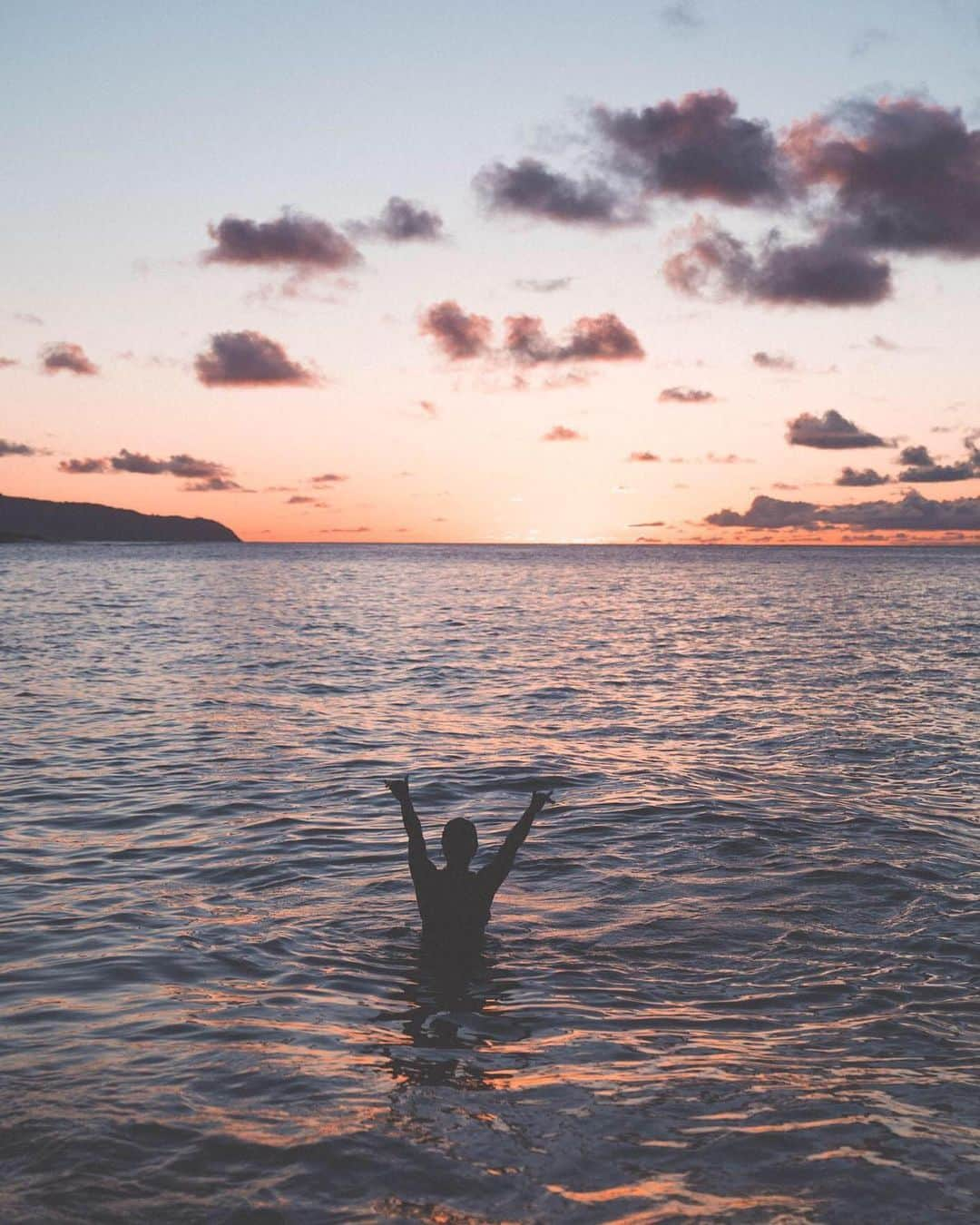 ハワイアン航空さんのインスタグラム写真 - (ハワイアン航空Instagram)「It's hard to beat a Hawai‘i #sunset 😍📍 Waimea Bay Beach Park, North Shore ⠀⠀⠀⠀⠀⠀⠀⠀⠀ . . . #ExploreHawaii #GlimpseofHawaii #NakedHawaii #HawaiiUnchained #AlohaOutdoors #LetHawaiiHappen #Hawaii #NorthShore #WaimeaBay」5月11日 10時27分 - hawaiianairlines