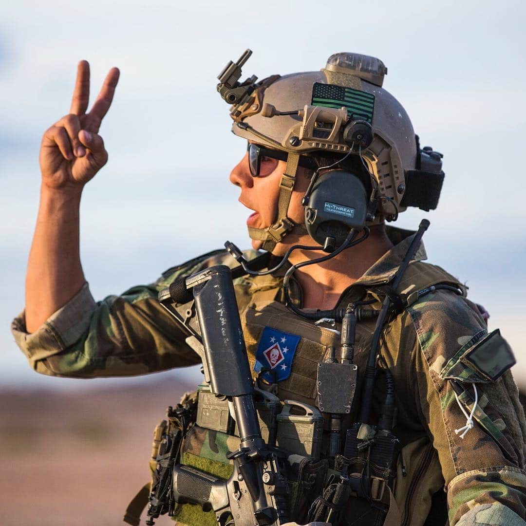 アメリカ海兵隊さんのインスタグラム写真 - (アメリカ海兵隊Instagram)「Looking Back at the Week Like  A Marine with @marsoc_msot communicates with other Marines while conducting a UH-1 battle drill exercise during Weapons and Tactics Instructor course 2-19 @mcasyuma, April 5, 2019. (U.S. Marine Corps photo by Cpl. Sabrina Candiaflores)  #USMC #Marine #MarineCorps #MarineLife  #Military #Yut #SemperFi #Rah #Weekend #Deuces #Photography #Recon #Yuma #Arizona #Instructor #Kill #Motivation #Bye」5月11日 10時28分 - marines