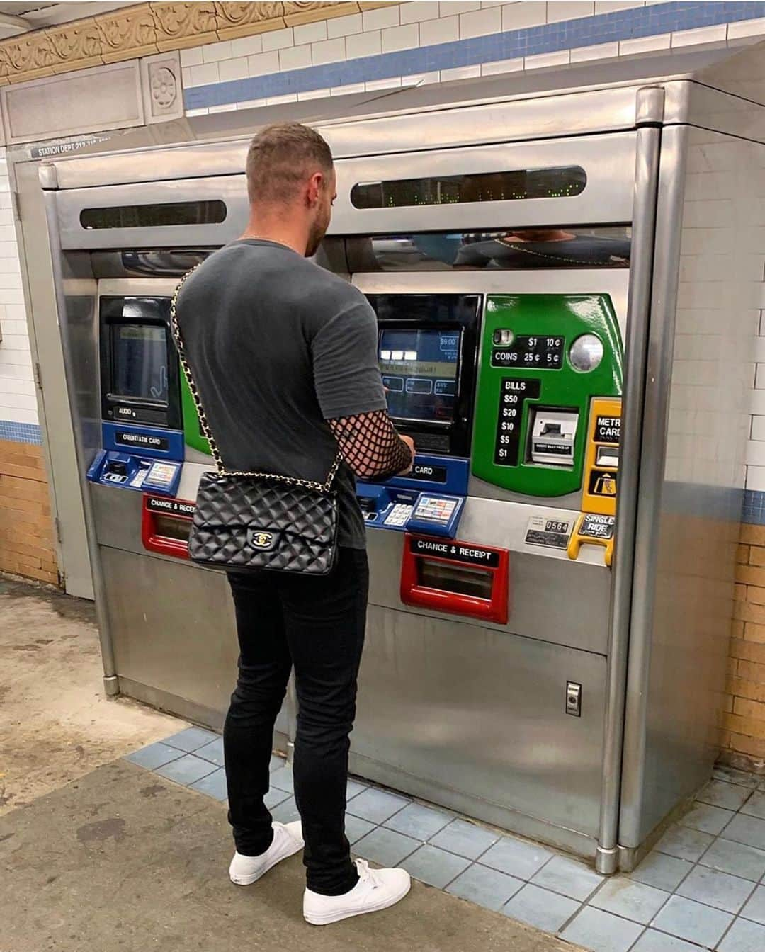 マーク・ジェイコブスさんのインスタグラム写真 - (マーク・ジェイコブスInstagram)「This makes me very happy. Michaels @michael_ariano first @chanelofficial bag. Char @chardefrancesco and I are so grateful to you for all your help and love.」5月11日 10時38分 - themarcjacobs