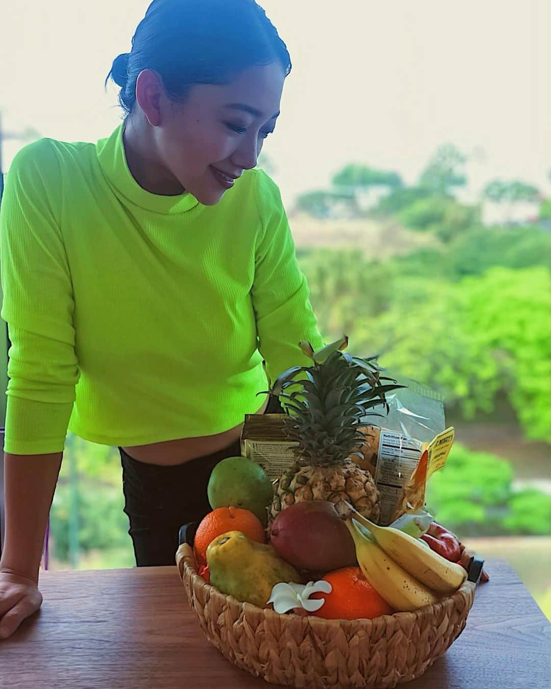 愛菜さんのインスタグラム写真 - (愛菜Instagram)「HAWAIIでは ほぼ毎朝スムージーを🌺🍹 野菜6割🥬 フルーツ2割🥭 青汁1割🥦 スーパーフード1割 🌰 こんな健康的に過ごしたのは 初めてかもしれない😳✨ . . #hawaii  #smoothie  #vegetable #fruits #superfood  #健康的🏝✨」5月11日 10時49分 - ainaaa0622