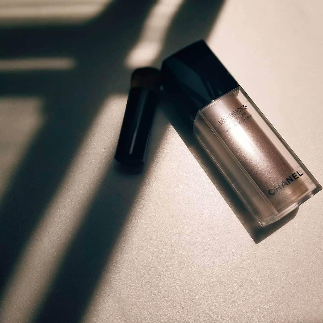 neokazumiのインスタグラム：「﻿ CHANELで仕上げた今日の顔﻿ ﻿ レベージュオードゥタン﻿ ﻿ ジェルの中にマイクバブルが浮かんでてフレッシュなままずっと使える　らしい ﻿ レベージュシリーズが大好き﻿ ﻿ #レベージュオードゥタン#ウォーターフレッシュファンデーション#マイクロバブル#セカンドスキン#ヘルシーグロウ#chanelmakeup#レベージュオードゥタン」