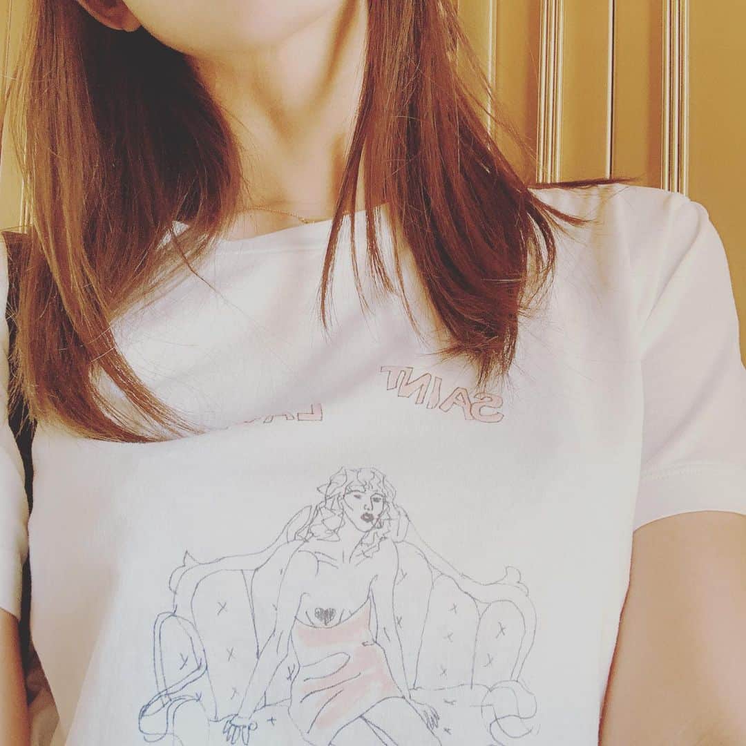 森下千里のインスタグラム：「お気に入りのtee.  灼けたせいで髪の毛が明るくなってます。 あした、ゴルフなので⛳️昼から練習。 昨日の練習で、 久しぶりにクラブを握ったので、 いちからやり直しってくらい酷かった…。 基本が身体に染み付いてない感じ🤔 悔しいなぁ…。 ☝︎の気持ちが、練習に足を向かせるわけです。 .  みんなはどんな日を過ごしてる？ . . #golf #tee #ゴルフ練習 #土曜日 #今朝 #新作」