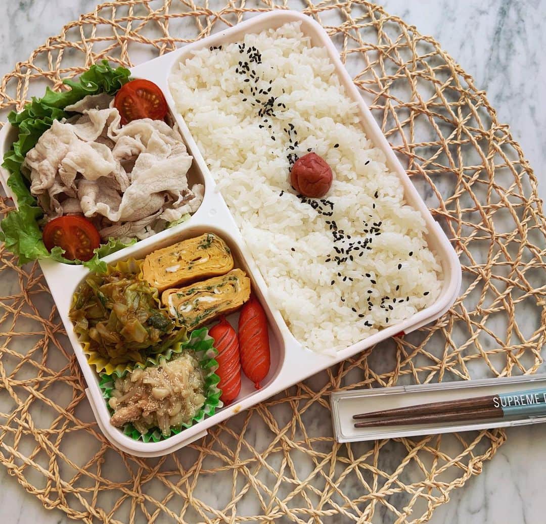 本田しおりのインスタグラム：「#今日のお弁当  #豚しゃぶ弁当 #豚しゃぶ#大葉入りだし巻き卵#キャベツのカレー煮#えのき明太#赤ウインナー  #お弁当 #本田弁当 #旦那さん弁当 #神ちゃん弁当  #神弁（ガミベン）」