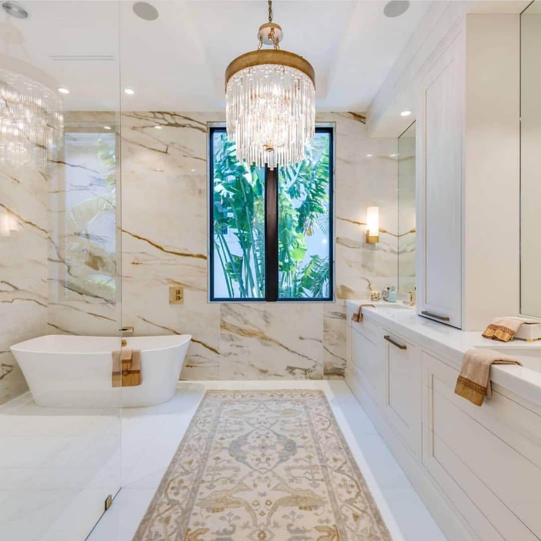 さんのインスタグラム写真 - (Instagram)「Which room are you loving more in this gorgeous home 👇🏼? Kitchen, Family room or Master Bath? By Kukk Architecture via @glam_style_living_」5月11日 10時52分 - inspire_me_home_decor