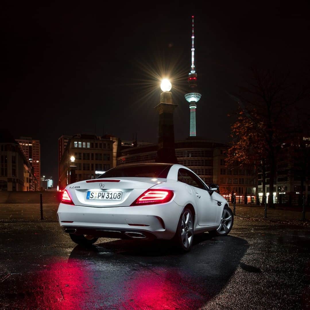 メルセデス・ベンツさんのインスタグラム写真 - (メルセデス・ベンツInstagram)「Berlin city vibes with the Mercedes-Benz SLC 200 Roadster. 🌃 📸: @adrian.dolkeit for #MBsocialcar [Mercedes-Benz SLC 200| Kraftstoffverbrauch kombiniert: 6,8–6,6 l/100 km | CO₂-Emissionen kombiniert: 155–151 g/km | mb4.me/nefz]  #Mercedes #SLC200 #MercedesBenz #carsofinstagram #sunset #MBcars #Berlin #SLC #car #awesomecars #urban #lights」5月11日 11時00分 - mercedesbenz