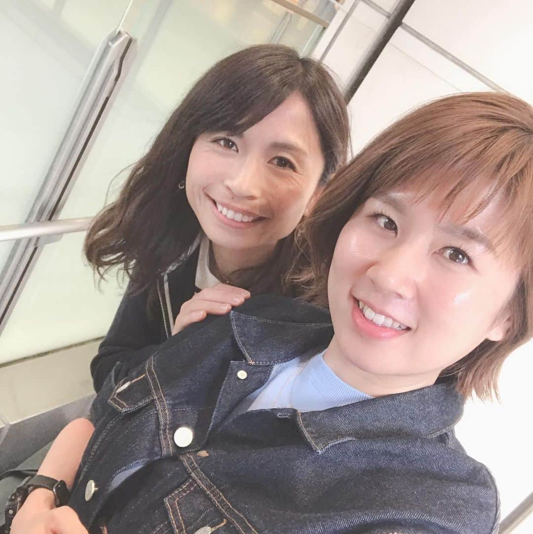 藤井瑞希さんのインスタグラム写真 - (藤井瑞希Instagram)「・ ・ ある日の密会❤️ ・ ・ サメちゃんワールドカップ3回目の選出おめでとう🎉🥰 ・ ・ ストイック女子だけど、サッカー以外のところではいつも一緒にふざけてくれて、笑わせてくれて、いつも色んな相談のってくれて、もう本当恥ずかしいけど、大好き🤗💕 ・ ・ これからもサメちゃん応援がんばるからね！ ・ ・ #鮫島彩 #なでしこジャパン #soccer #ワールドカップ」5月11日 11時04分 - bdmntnfujiimizuki