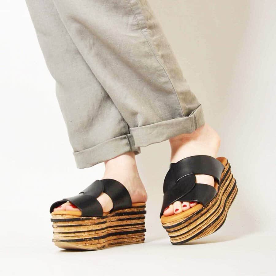 ジョンブルさんのインスタグラム写真 - (ジョンブルInstagram)「.﻿ LE CRABE ROUGE sandals﻿ lot.NANAA / ¥19,000+tax﻿ ﻿ 立体感のあるコルソソールとレザーのアッパーの組み合わせが新鮮なサンダル。﻿ ﻿ 履き心地の良さも魅力。﻿ ﻿ #lecraberouge ﻿ ﻿ ﻿ #johnbull  #johnbullprivatelabo  #select  #lecraberouge  #shoes #sandals #leathersandals #newarrival #newin #2019ss #ジョンブル #ジョンブルプライベートラボ #ルクラベルージュ #レザーサンダル #シューズ #新作入荷 #スペイン発」5月11日 11時13分 - johnbull_private_labo