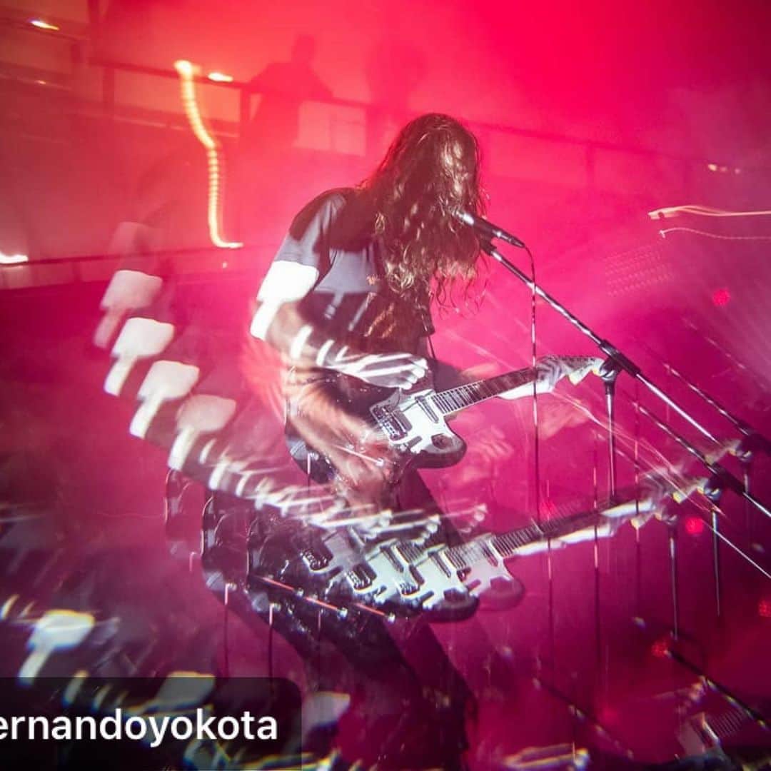 A Place to Bury Strangersのインスタグラム：「#Repost @fernandoyokota ・・・ @aptbs ontem no @centroculturalsp. Para mim foi duplamente bacana porque além dos shows brutais, eu faço meus pedaizinhos de guitarra em casa e pude ver ao vivo o Oliver Ackermann, que botou no mundo alguns dos mais cultuados pedais de guitarra (Fuzz War, Total Sonic Annihilation, o Robot, etc.). Não só vi o A Place To Bury Strangers comp vi o criador dos pedais da @deathbyaudioeffects fazendo a mais bombástica das demolições sônicas com eles. Pilhadaço, saí do @centroculturalsp ontem e só fui dormir depois de terminar um fuzz que tinha começado outro dia. Eu, que ainda estou engatinhando nessa vida bandida de fazedor de pedal, só tenho a agradecer pela inspiração. Uma noite incrível!  #aplacetoburystrangers #aptbs #brooklyn #noise #wallofsound #deathbyaudio #fuzzwar #totalsonicannihlation #concertphotography #concertphoto #stagephotography #stagephoto #rockphotography #rockphoto #fotografiadeshow」