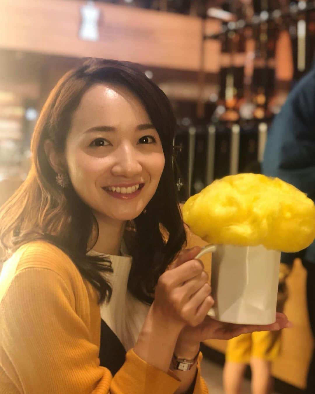 松原江里佳さんのインスタグラム写真 - (松原江里佳Instagram)「🍹 中目黒にできたスタバ。 紅茶頼んだらインパクト強すぎるのでてきたので、5分ぐらい笑ってしまった。 ✴︎ ちなみに乗ってるのは黄色い綿あめです。 お箸でカップに押し込んで溶かします。 甘党の方にオススメ❤️ ✴︎ #starbucks #starbucksreserveroastery #tokyo #中目黒  #スターバックス #スターバックスリザーブロースタリー #紅茶 #でこ #スターダスト #フリーアナウンサー #coffe」5月11日 11時14分 - erika_matsubara