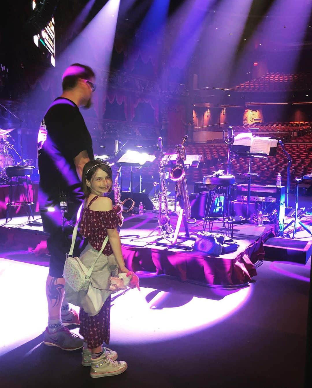 Saraのインスタグラム：「Visiting daddy at work! When Faith Hill and Tim McGraw were here, they made a really cool room backstage for kids complete with the largest of the Lovesacs! Lilly’s really living it up tonight! #vegasbaby #steelydan #lovesac #thevenetian」