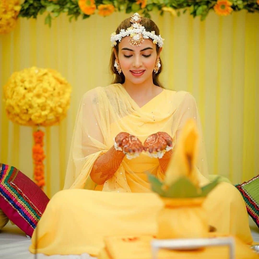 Indianstreetfashionさんのインスタグラム写真 - (IndianstreetfashionInstagram)「Minimalistic haldi glam 😍  #indianstreetfashion . . . . #indianfashion #stylefile #bridalwear #weddings #bridalfashion #indianweddings #ethnic #traditional #potd #couture #ootd #bridalinspo #sangeet #mehendi . . .  #weddingblogger #fashionblogger #indianblogger #bridesofinstagram #haldiceremony #traditions #indianwedding #indianbride #weddingstyle #weddinginspo @dipak_studios」5月11日 11時22分 - indianstreetfashion