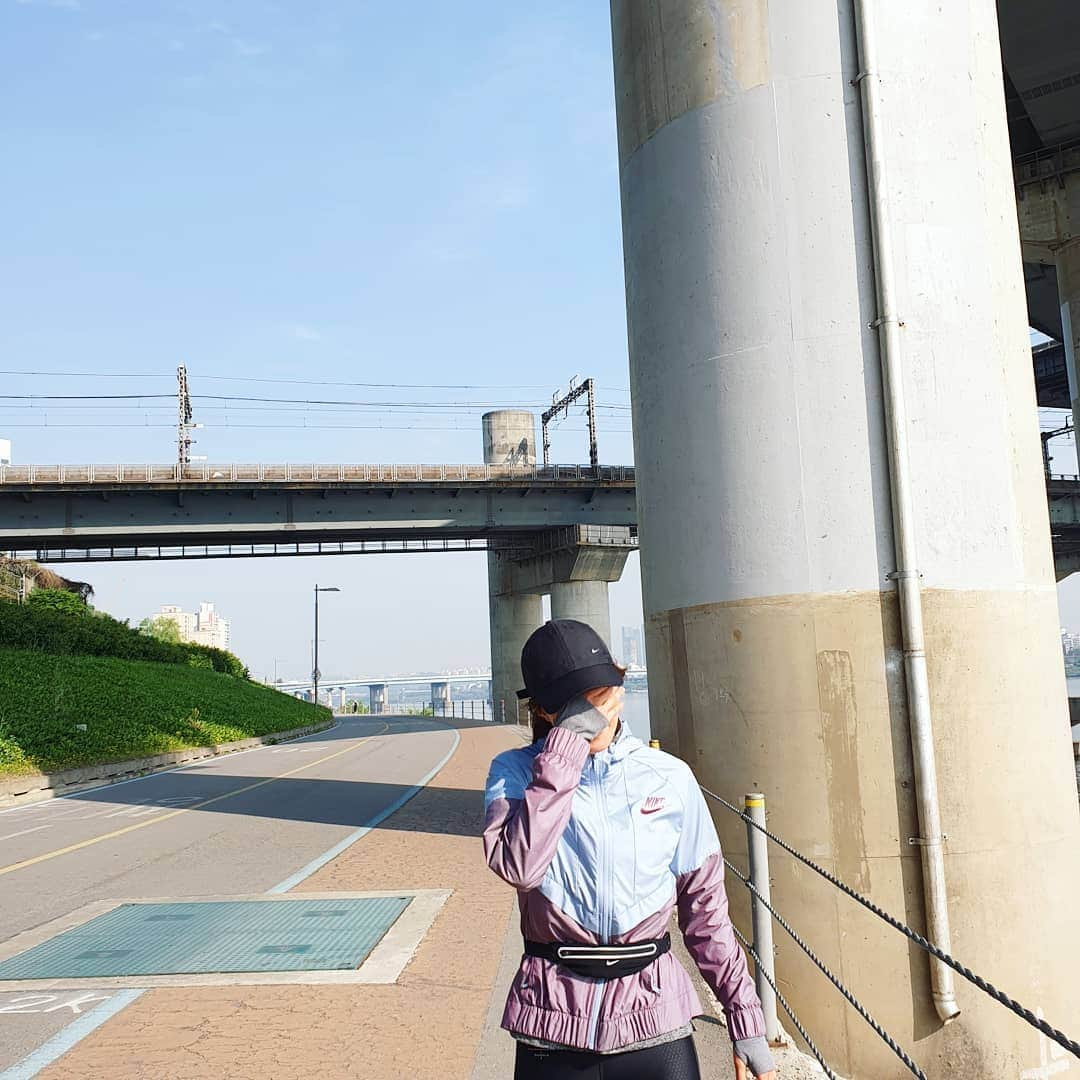 イ・シヨンさんのインスタグラム写真 - (イ・シヨンInstagram)「am7:40 미세먼지 나쁨😭😭 뛰구나서 목감기가 더 심해진거같은 느낌ㅎㅎ🤪 . . #깨끗한공기 #당연했던것들이  #이제  #소원이되다니..」5月11日 11時23分 - leesiyoung38