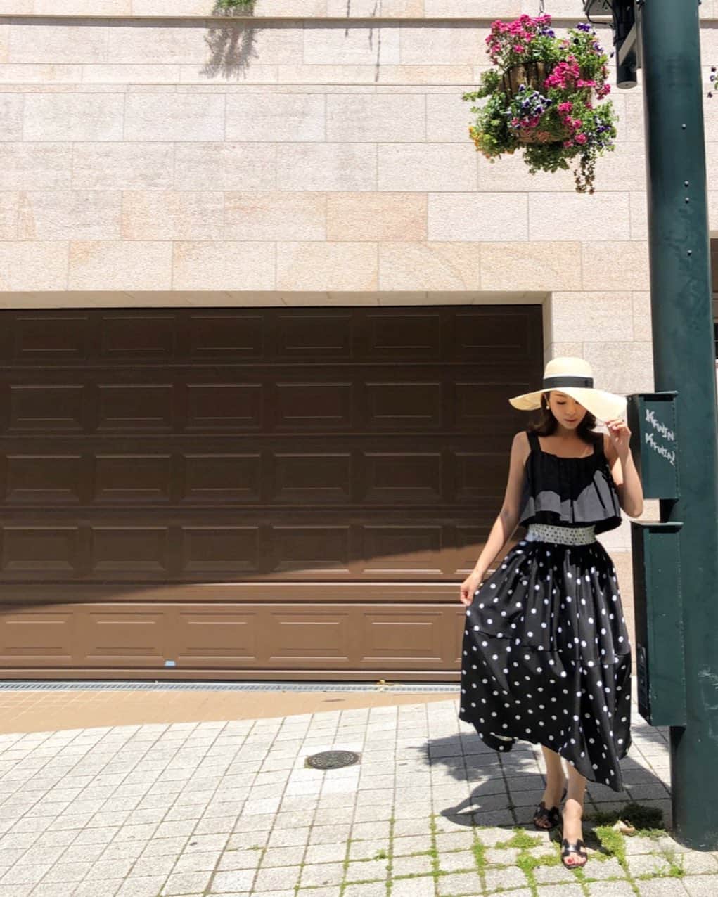 のインスタグラム：「完売後も沢山のお問い合わせを頂いていた●●POLKA DOTS SKIRT●●● . . black&whiteともに 5/14 21:00 webstore再入荷！ 5/15からの伊勢丹popupにも入荷します。 季節を問わず着用いただける生地♡ 夏はTシャツにあわせても可愛いです。 . . #akiki#ss19#polkadots#ポルカドット #madeinjapan#akiki_isetan」