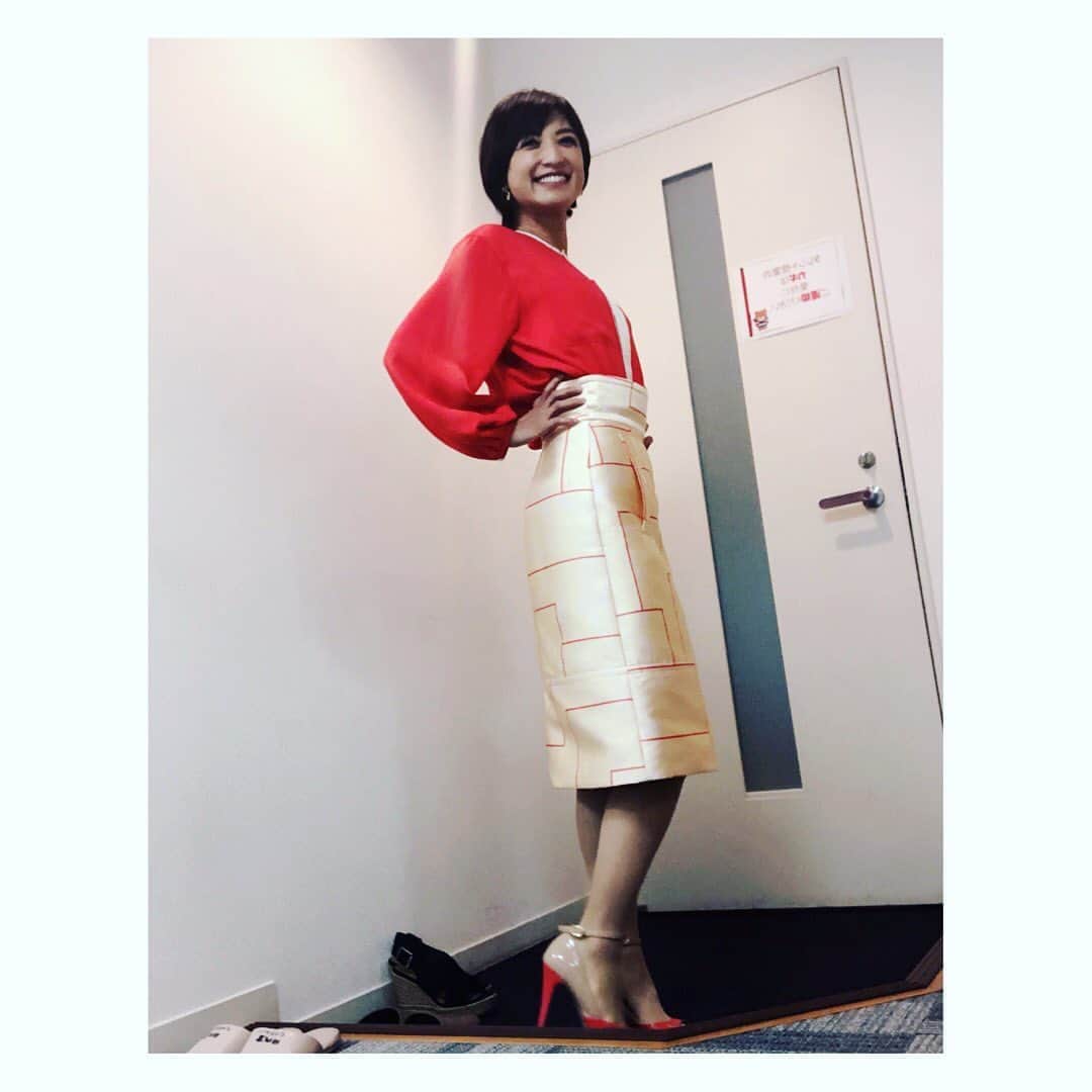 望月理恵さんのインスタグラム写真 - (望月理恵Instagram)「今日のズムサタの衣装✨  ハイウエストのスカートは お腹を凹ますために 腹筋使いました☺️ 今日も東京は夏日。 全国的にも晴れるそうです。 よい一日を。 #望月理恵」5月11日 11時34分 - mochiee28