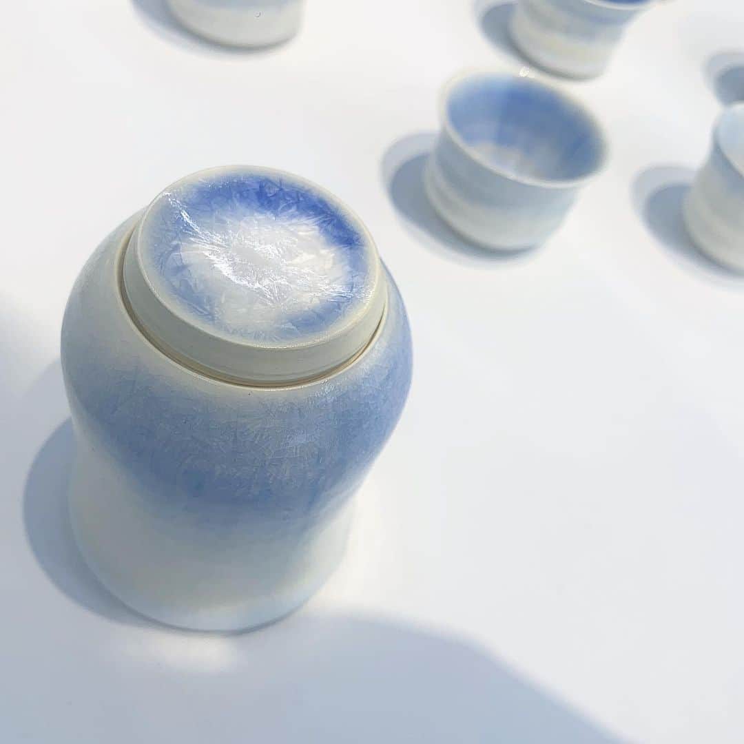 のインスタグラム：「White with blue 🦋  Riyoo Kim solo exhibition  @sison_gallery  5/10〜5/19 TUE-SUN 12:00〜19:00  #sisongallery  #teaceremony #teacontainer  #sakecup #modernart #茶道具 #酒器」
