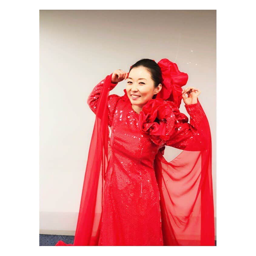 荒牧陽子のインスタグラム：「‪2019.5 ‬ ┈︎┈︎┈︎┈︎┈︎┈︎┈︎┈︎┈︎┈︎┈︎┈︎ レポ遅くてごめんなさい🙇‍♀️ . ▼テレビ東京系列 「モノマネでもいいから聴きたい！平成・昭和の名曲ベスト５５」 ‪…そして‬ ‪▼日本テレビ系列‬ ‪「ものまねグランプリ」‬ . 見てくださった皆様、ありがとうございました😊 ‪どちらも平成を代表する素晴らしい楽曲ばかり。‬ ‪参加させていただけて光栄でした✩︎⡱‬ ‪.‬ ‪番組で色んな方に会えて刺激と勉強…‬ ‪自身を見つめ直す機会も頂けました。‬ ‪皆さん素晴らしすぎます。‬ ‪楽しかったな〜🥺✨‬ . 美空ひばりさんの衣装は やはり、男性サイズでした笑 ぶかぶかー！」