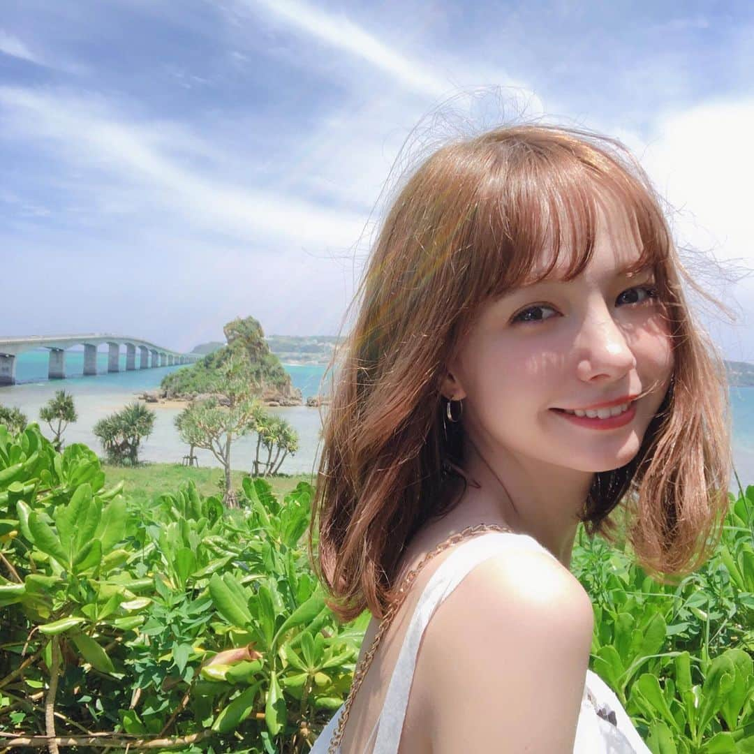 柴田あやなさんのインスタグラム写真 - (柴田あやなInstagram)「沖縄の写真はこれでおわり🌴  風強すぎてアホ毛やばいことになってるけど わりと盛れたから気にしないことにした✌🏻（笑）  日焼けのこと聞かれるんだけど、 ALLIEをまず塗って、その上からSALAのボディパフパウダー( いい匂い )を優しく押さえながらお肌に滑らせます。全身にまんべんなく！ パウダーをのせるとベタつきが抑えられるし、わたしはこの方法で沖縄とかグアムの炎天下の中でも焼けなかったです！でも人によって違うと思うので、塗り直したりした方がいいと思います。 SALAのパウダーはメイク効果もあるので、お肌を白く見せたい人にはおすすめだよ❤︎ サイトに書いてあった🙆‍♀️（笑） わたしはけっこう乾燥してしまうから、この日焼け対策のあとの風呂あがりはボディーミルクを塗りたくってる、、日焼けで痛くなるよりはいいか🥺 色々書いてたら長くなっちまった」5月11日 11時41分 - shibaobasan