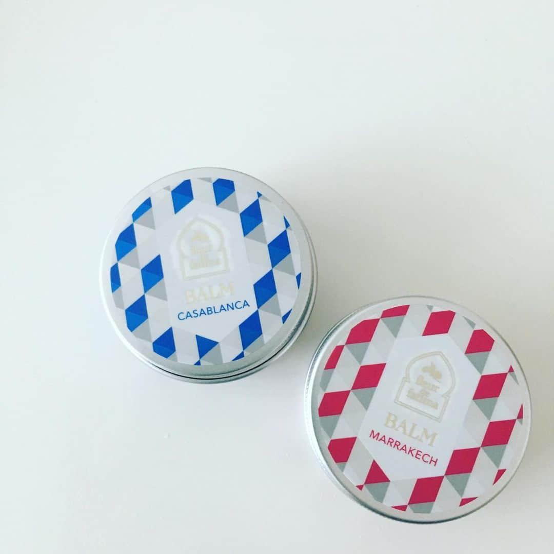 azumiのインスタグラム：「野宮真貴さんプロデュースのMOROCCAN BALM。モロッコのハーブとオイルを使った香り豊かなヘアバーム。髪の毛パッサパサな私ですが、ツヤツヤにスタイリングできた！お肌の保湿にも使えるなんて素晴らしすぎるわあ😍サンダル履き始めたから足先かかとに塗ろうっと。 #野宮真貴 #moroccanbalm #cosmekitchen」