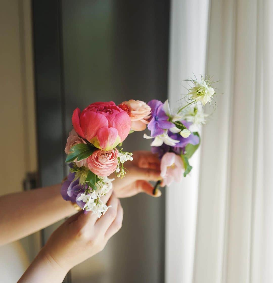 JF flower Shopさんのインスタグラム写真 - (JF flower ShopInstagram)「머리띠 🤗🤗 Jf flower shop. . . . .#2019jfflowershop #jfflowershop #flower #florist #floral #flowerlesson #koreanflorist #flowerstagram  #koreanflower  #웨딩부케 #플로리스트 #플로리스트수업 #핸드타이드  #범계플라워레슨 #꽃꽂이 #플라워레슨 #꽃꽂이수업 #안양꽃집 #범계꽃집 #평촌꽃집 #과천꽃집 #인덕원꽃집 #동편마을꽃집 #포일동꽃집 #내손동꽃집 #의왕꽃집 #花#花艺#제이에프웨딩」5月11日 11時48分 - jfflowershop