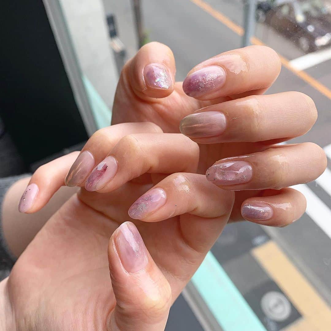 RUBY&ONYX by Kanako Miuraのインスタグラム：「透明感ニュアンス🌝♥︎♥︎ ・ ・ ・ 5/13 16:00〜.17:00〜.18:00〜 5/14 15:30〜.16:00〜.18:30〜  ご案内可能でございます🥰 その他のお時間もご相談くださいませ。  お子様もお隣に座れるペアルームや個室もございます💡 ・ ・ ・ 🌿月額制もやってます🌿 ○プレミアム会員(ハンド&フット)¥29,800(税抜)・ ○ハンドレギュラー会員¥14,800(税抜)・ ○フットレギュラー会員¥14,800(税抜)・ ・ それぞれ全てのメニューが月に何度でもご利用頂けます。  ご予約、お問い合わせはDMまたは 0354595882 LINE ID：@ rubynail までお気軽にどうぞ💫  #daikanyama#nailsalon#nail#gelnail#rubyandonyx#summer#summernails#handnail#mode#cool#studs#menscare#ART#mirrornails#メンズネイル#メンズケア#定額制ネイル#通い放題#ジェルネイル#ネイル#ノーサンディング#ショートネイル#大人ネイル#ミラーネイル#シンプルネイル#代官山ネイルサロン#トレンドネイル」