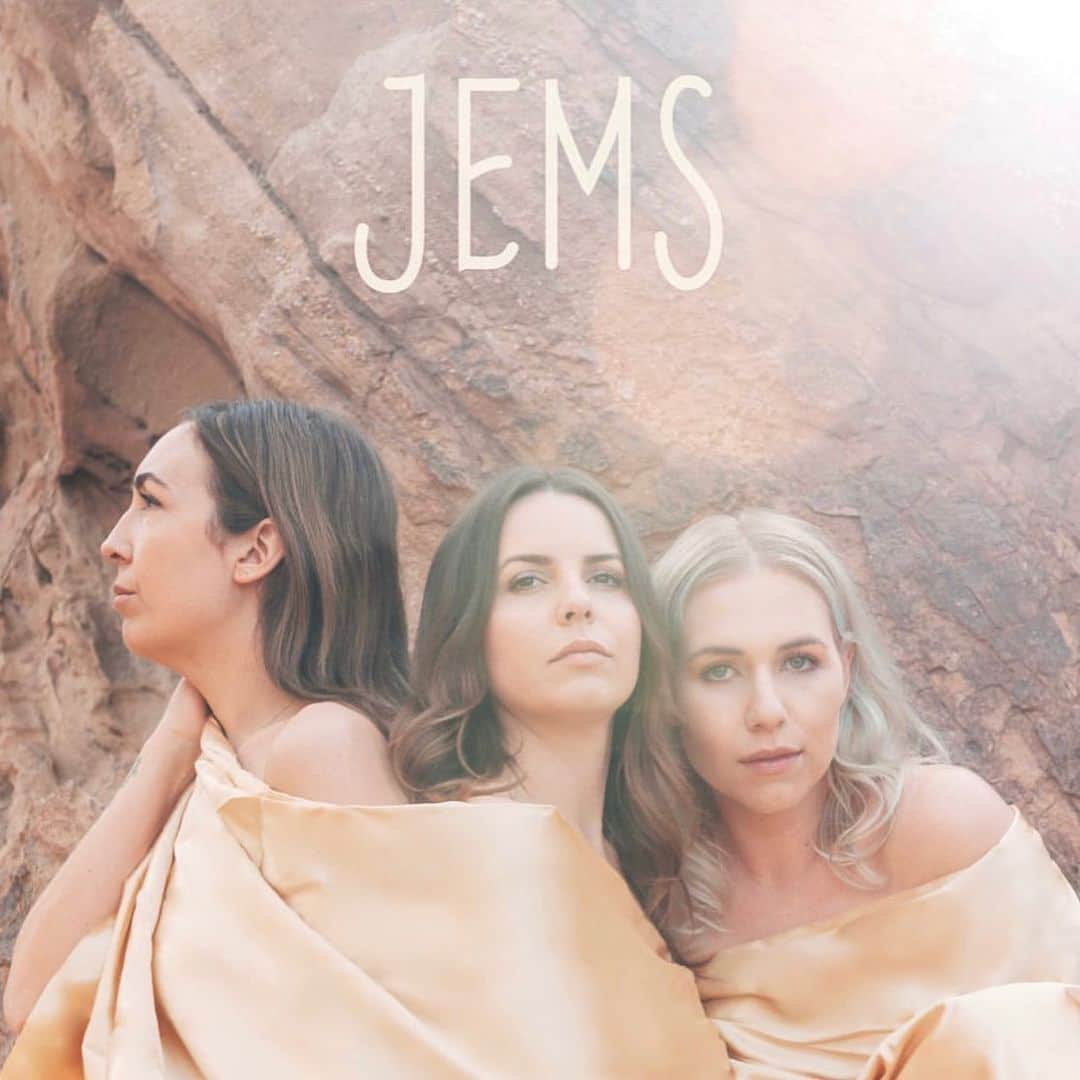 ブリアナ・エヴィガンのインスタグラム：「These three beautiful talented ladies are real gems... you want harmony magic? Well I just heard their album and it’s RIDICULOUS! Album drops May 17th. FOLLOW @weare_jems for updates. This is some real alternative folk you don’t want to miss! Spread the love and check them out. ❤️」