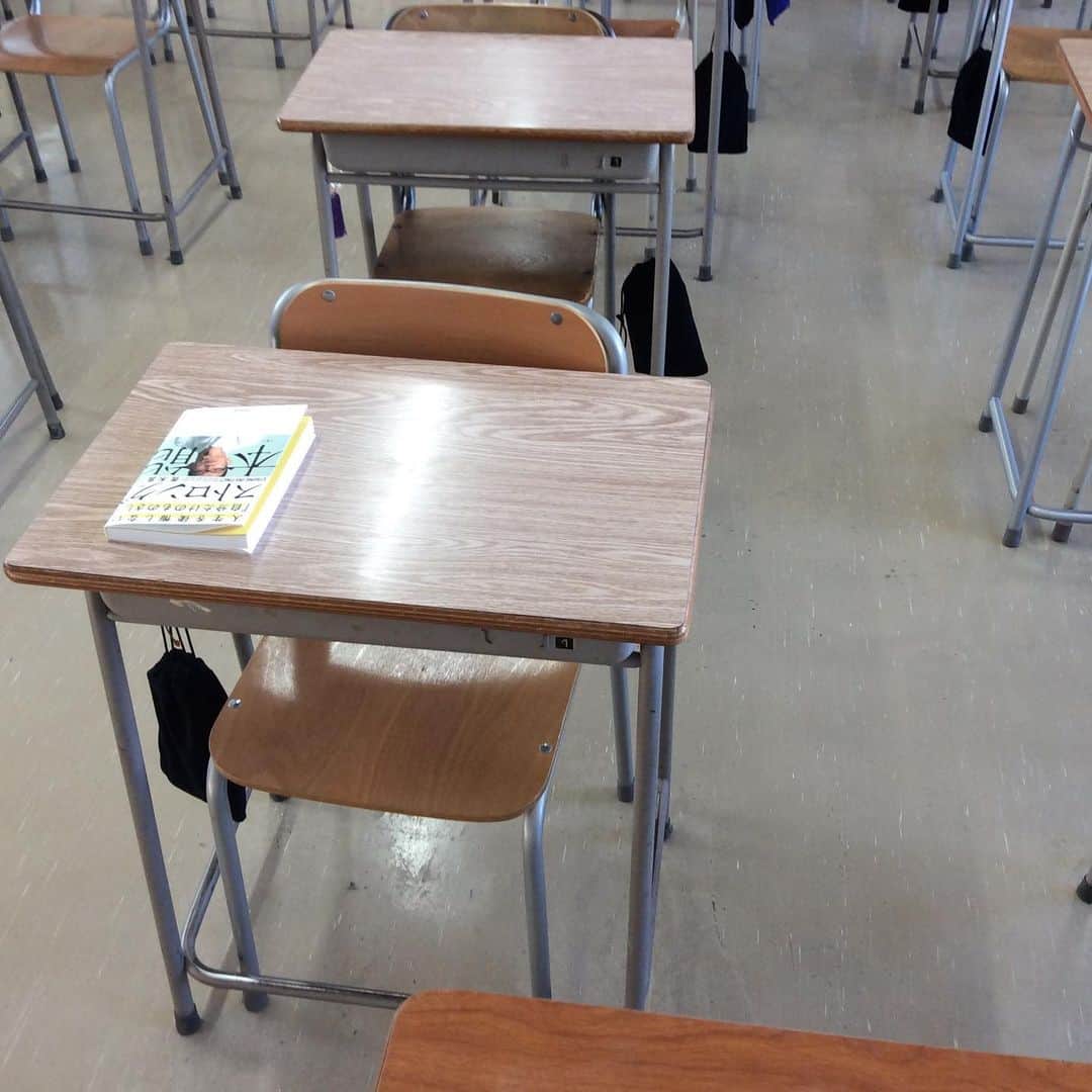 青木真也のインスタグラム：「大学後輩の生徒が青木真也の本を読んでくれている。素直に嬉しい。生きにくく感じる人間が少しでも、前を向いてくれたら、青木真也をやっている価値がある。誰かの希望でありたい。#青木真也 ＃ストロング本能#shinyaaoki #onechampionship」