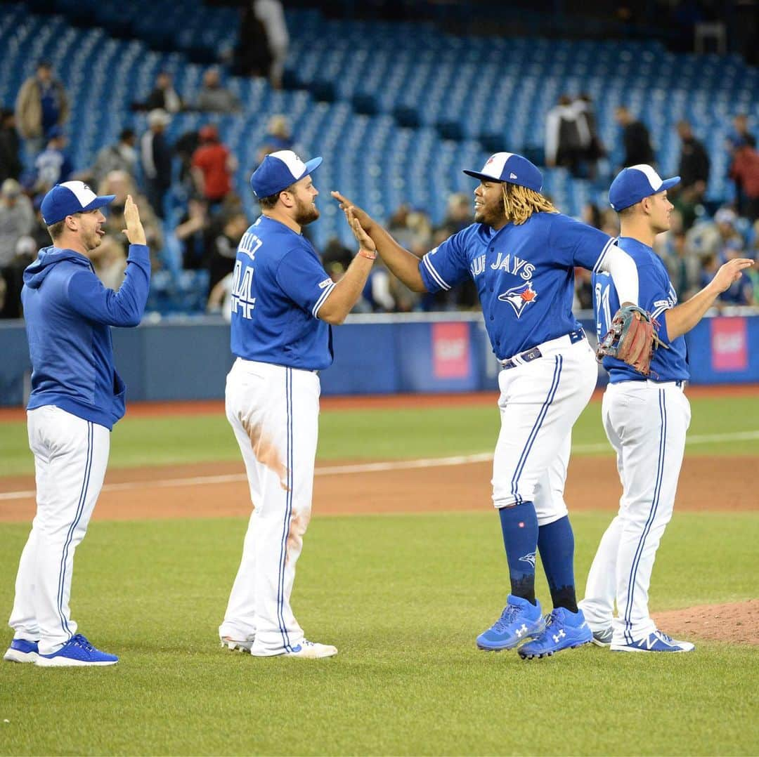 トロント・ブルージェイズさんのインスタグラム写真 - (トロント・ブルージェイズInstagram)「Back in the W column! Give us your 🖐 emojis! 😃 #BlueJaysWin」5月11日 11時54分 - bluejays