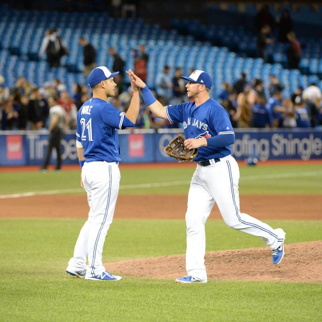 トロント・ブルージェイズさんのインスタグラム写真 - (トロント・ブルージェイズInstagram)「Back in the W column! Give us your 🖐 emojis! 😃 #BlueJaysWin」5月11日 11時54分 - bluejays