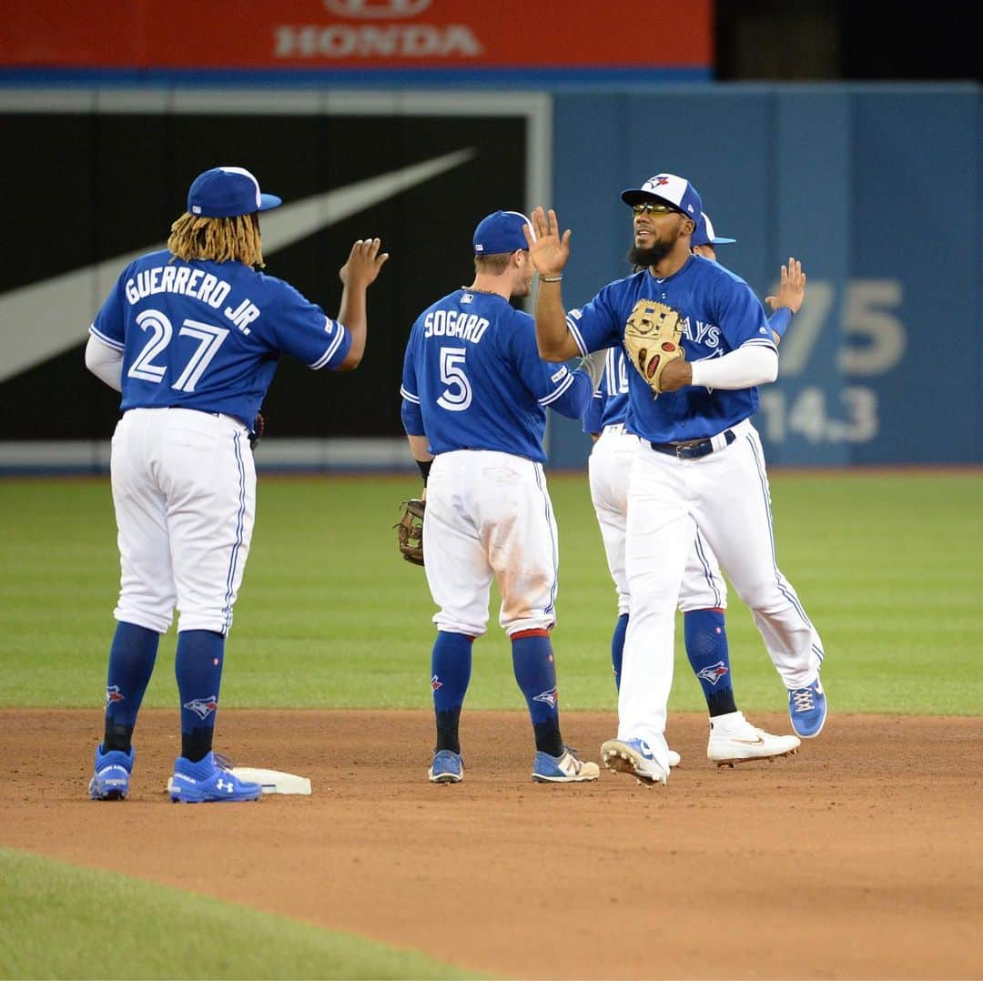 トロント・ブルージェイズさんのインスタグラム写真 - (トロント・ブルージェイズInstagram)「Back in the W column! Give us your 🖐 emojis! 😃 #BlueJaysWin」5月11日 11時54分 - bluejays