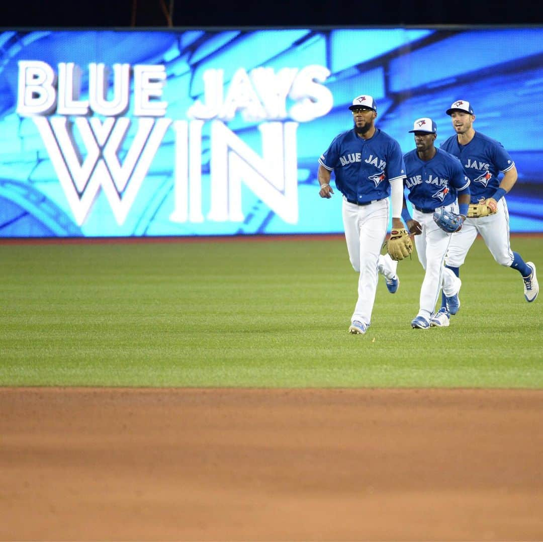 トロント・ブルージェイズさんのインスタグラム写真 - (トロント・ブルージェイズInstagram)「Back in the W column! Give us your 🖐 emojis! 😃 #BlueJaysWin」5月11日 11時54分 - bluejays