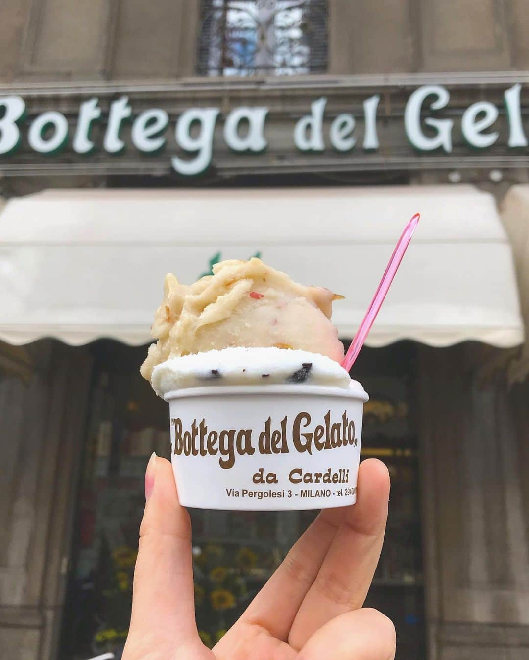 Nagisa 나기사のインスタグラム：「🇮🇹Italian Gelatos🇮🇹﻿ ﻿﻿ La Bottega del Gelato﻿ ﻿ 1964年創業﻿ フルーツのジェラートが人気で、他のお店にはない季節のフルーツなどの変わり種のテイストも多数。﻿ ﻿ 私が選んだのは、ココナッツチョコチップと山葡萄のジェラート。﻿ ﻿ 通常チョコチップと言えばミルクベースなのですが、このお店にはココナッツベースがあるのも珍しいし（ミルクベースも勿論あります）、山葡萄も果肉たっぷり！（種がたまに入ってるのはご愛嬌）﻿ ﻿ フルーツがウリだし、あえてベーシックなイチゴとか食べてみれば良かったなーと後悔も。﻿ ﻿ ﻿ ﻿ #イタリア旅行 #イタリア #ローマ #ローマカフェ #カフェ #女子旅 #ひとり旅 #カフェ巡り #cafe #ジェラート #cafestagram #eat #love #旅muse_cafe #tabijyomap_italy」