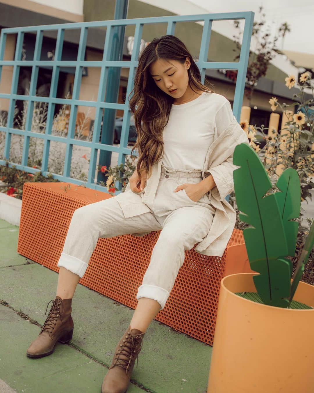 W E Y L I Eさんのインスタグラム写真 - (W E Y L I EInstagram)「Found a cute bus stop 🚌  Loving every piece of this outfit from my favorite sustainable & ethical fashion brands. Tap for deets!」5月11日 12時12分 - weylie
