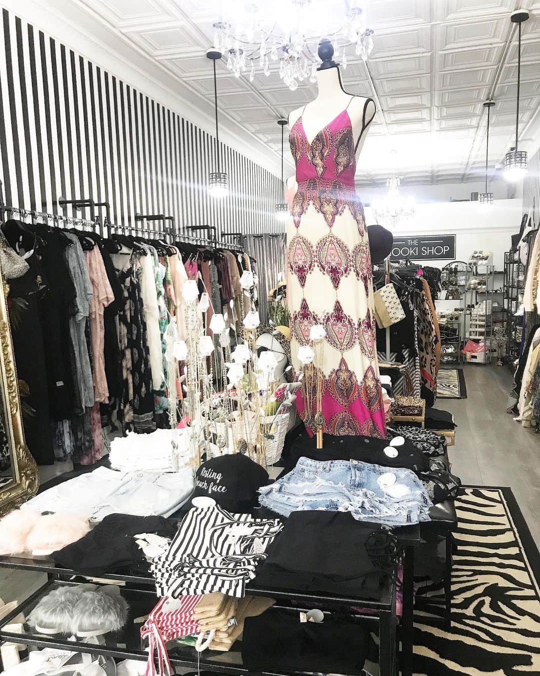 ニコール・ ポリッツィのインスタグラム：「Happy MAWMAS Day Weekend! Come shop in store with us this weekend & enjoy all of our sales & discounts! 🔥 @thesnookishop  Online: MOMSDAY ❤️ #thesnookishop」