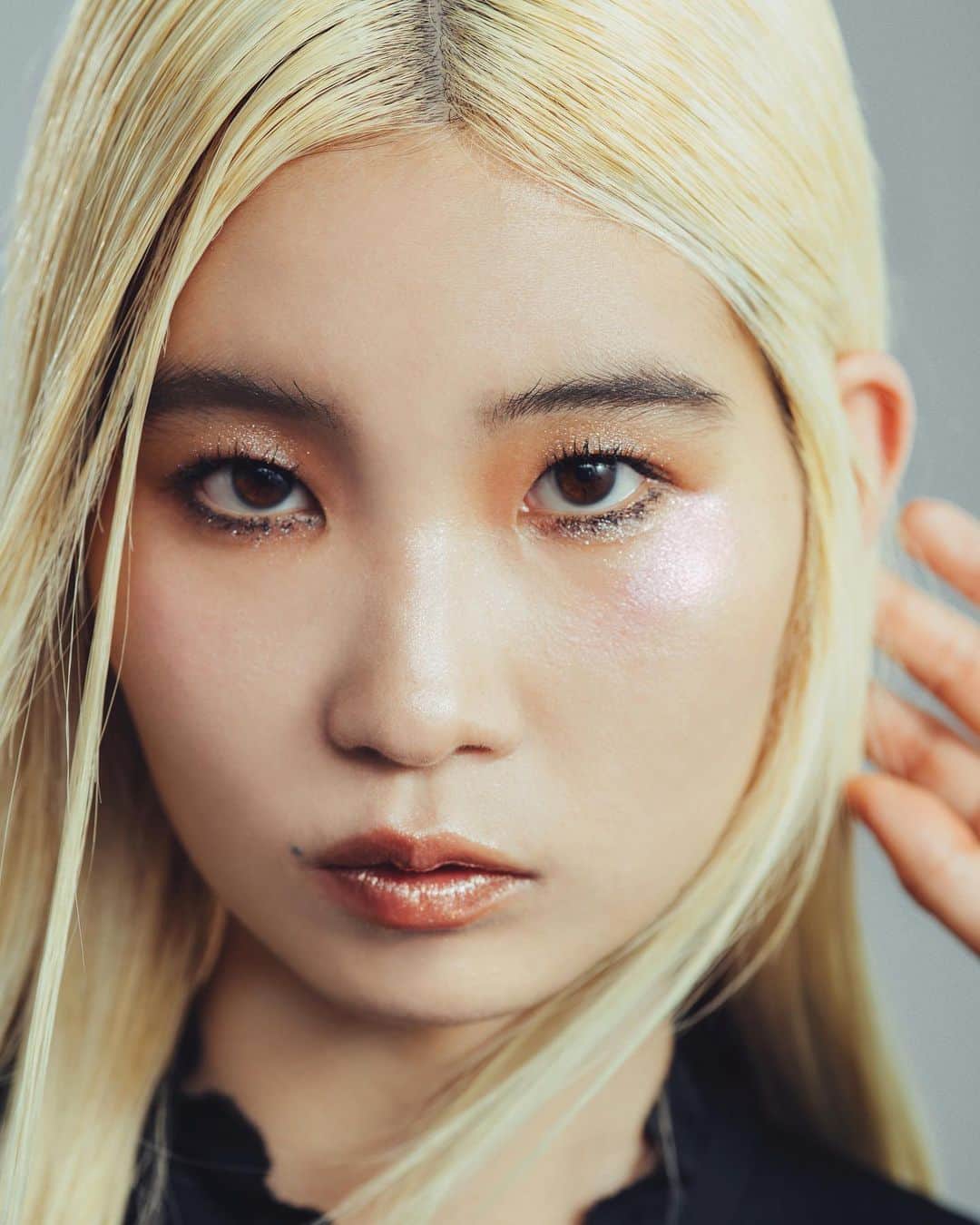 M∙A∙C Cosmetics Japanのインスタグラム：「⠀ キラキラ光り輝くコレクション「M·A·C ゲット ブレーズド」が登場✨ ポイントメイクでグリッターの輝きをプラスして❤️ ⠀ ⠀ #MACGetBlazed #MACゲットブレーズド ⠀ *公式オンラインショップ 5/7発売 *全国 5/10発売 ⠀ ⠀ ↓↓使用メイン製品↓↓ [ダズル ドロップス] ダズルピンク [ダズル ハイライター] ダズルピンク [エクストラ ディメンションフォイル アイシャドウ] コップ ア ポーズ [シャイニー プリティ シャドウ] ジョイ トゥ [ブリング シング リキッド リップ トップコート] デリシャスリー ディスラプティブ ⠀ ⠀ ⠀ MAKEUP: RUMIKO IKEDA HARRIS @rumikoikedaharrismakeup MAKEUP: MAYUKO MOGAMI @macpro_tokyo MODEL: YUKO NAGATA @yuko_nagata_ PHOTO: @takaki_iwata HAIR: @gxxxxxo DIRECT: @aiaizm ⠀ ⠀ ⠀ ⠀ ⠀ ⠀ #MACCosmeticsJapan #MACコスメ #MACCosmetics  #MAC #コスメ #メイク  #リップ #リキッドリップ #リップメイク #MACリップ #MACアイメイク #MACアイシャドウ #アイシャドウ #つや #ツヤ肌 #艶肌 #ハイライター #グリッター #キラキラ #ラメ #限定」