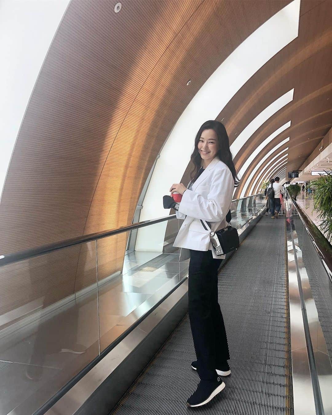 イ・ハニさんのインスタグラム写真 - (イ・ハニInstagram)「부산에서 만나요🦋 . Heading to Busan with a cup of coffee. Have a wonderful weekend! 💋」5月11日 12時25分 - honey_lee32