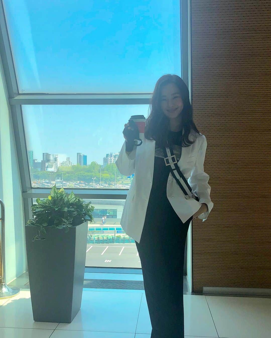 イ・ハニさんのインスタグラム写真 - (イ・ハニInstagram)「부산에서 만나요🦋 . Heading to Busan with a cup of coffee. Have a wonderful weekend! 💋」5月11日 12時25分 - honey_lee32