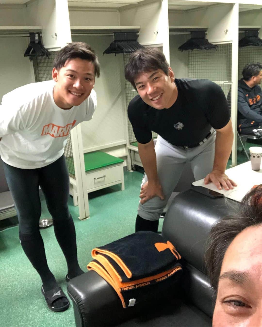 元木大介のインスタグラム：「vsヤクルト戦 昨日逆転してナイスゲームでした！ 今日も気を引き締めて頑張ります⚾️ みんなで２つ目取るぞ〜 レッツゴー👍 本日は炭谷選手、石川選手📷 #元木の一言  #元木大介 #日本 #japan #プロ野球 #野球 #読売ジャイアンツ #ジャイアンツ #巨人 #giants #baseball #東京ドーム #石川慎吾 選手 #炭谷銀仁朗 選手」